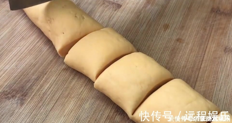 亲爱的|教你用南瓜做美食，出锅香甜柔软，面包筋道，非常好吃