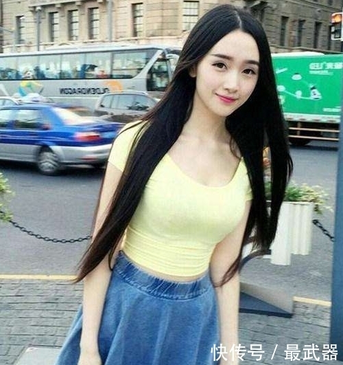 街拍美女:一群漂亮的小姐姐问路,个个是气质优雅,搭配完美