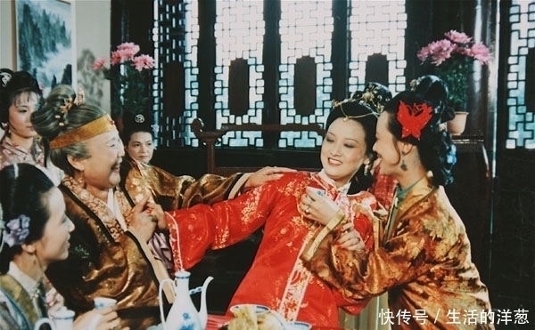 贾母为王熙凤过生日,尤氏对凤姐说了三句话,细思后背发凉