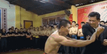 |搞笑GIF:这哥们的气质,我一辈子都不想学来