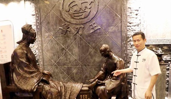 米开朗琪罗!“修脚专业户”鲁可水,捡顾客脚皮做成一幅画,别人出价20万不卖