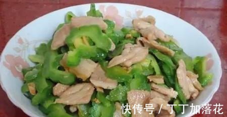 酸甜苦辣咸|苦瓜不要再炒鸡蛋了,和它一起炒才是绝配,不同风味,口感更佳!