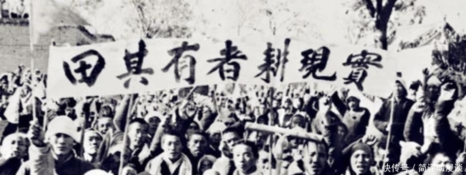 百姓|50年代批斗地主老照片:地主跪在批斗台上,百姓正在分东西!