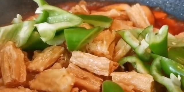 腐竹最好吃的做法，加2个鸡蛋，出锅比肉还香，上桌连汁都不剩