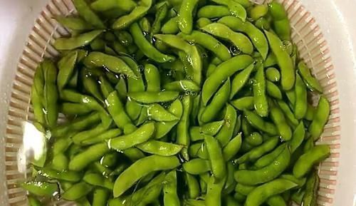 煮毛豆时,万万不可直接煮,多做一步,毛豆翠绿不发黄更入味