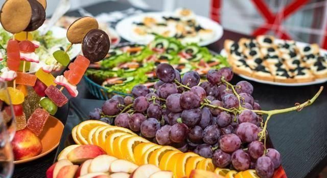 从小被“禁止”吃零食的孩子,长大会变成什么样很多父母后悔了