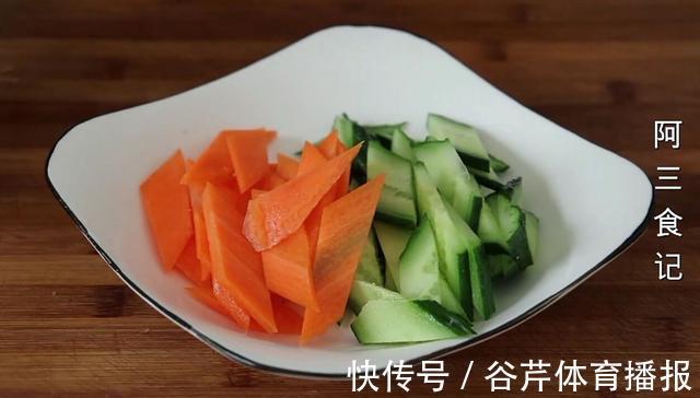 凉拌菜|包菜最下饭的做法，加3个鸡蛋，开水一烫，开胃又解馋，比肉还香
