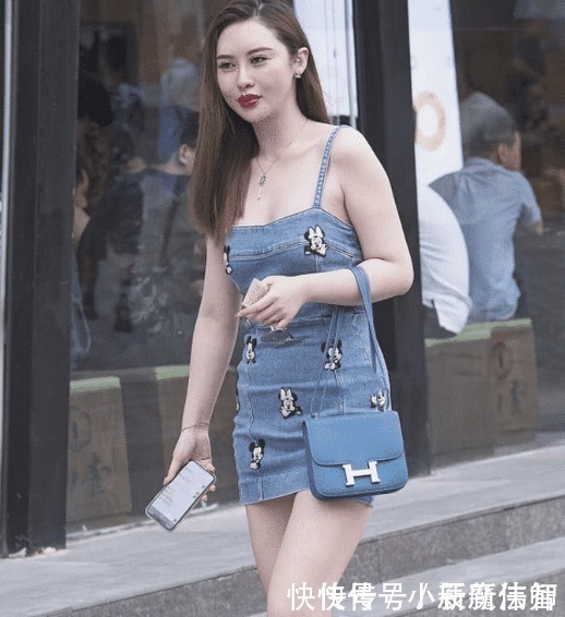 可爱|小姐姐的蓝色牛仔裙好可爱,笑容也是可爱妩媚,回头率超高的