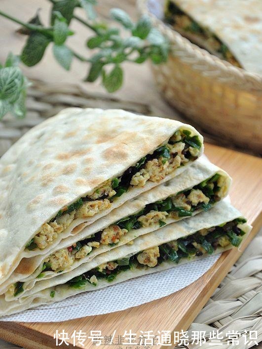 做老味沓馍,标配是春天的小葱,咬一口,外焦里软,喷喷香!