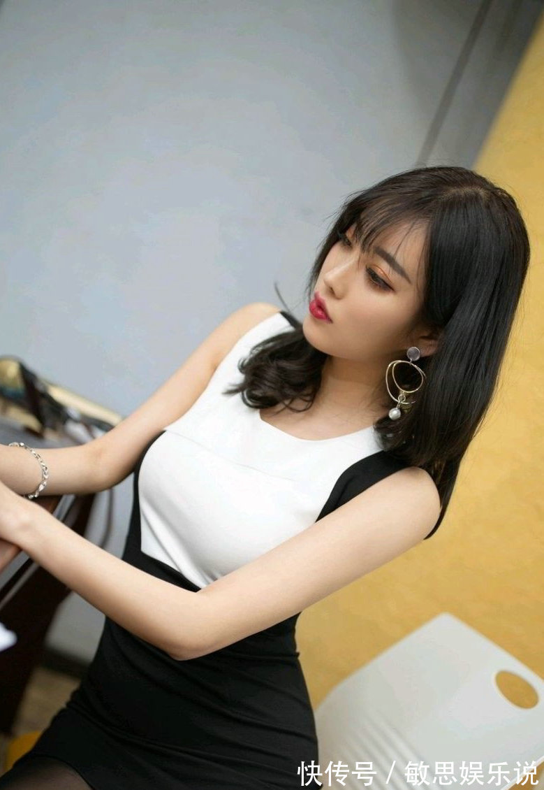 穿搭 个性的女生,单吊带衫配灰色牛仔裤,穿搭的时尚又抢镜