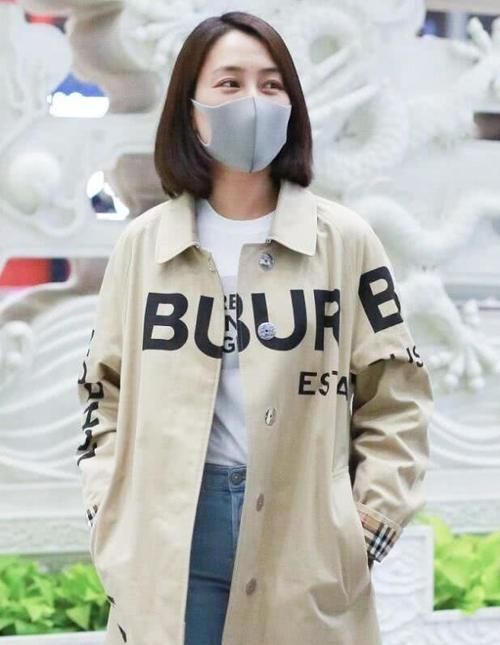 burberry|两万多的风衣现身机场，换了短发，气质直接大换样！