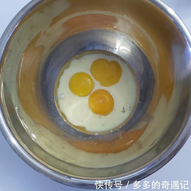 玉米淀粉|爆浆椰浆芝士奶盖蛋糕,切开一小口,竟然还是爆浆效果