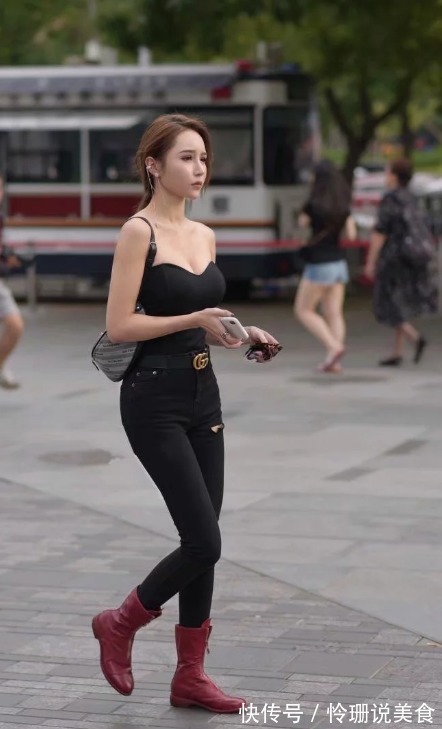 时尚 饱满有魅力的打底裤美女彰显出不羁的感觉，引得路人频频回头