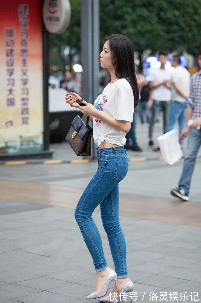 尖头 美女脚上再搭配上一双浅紫色的尖头高跟鞋,凸显她的身高