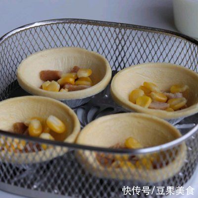 外酥里嫩|#安佳马苏里拉芝士挑战赛#杂蔬芝士咸蛋挞 | a43