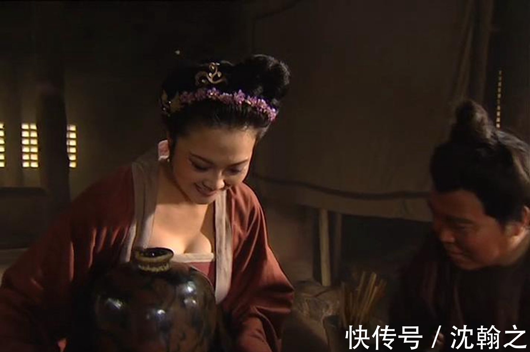 鲁智深@水浒传中,武松擒住孙二娘,并将她按倒在地,此时张青在干什么?