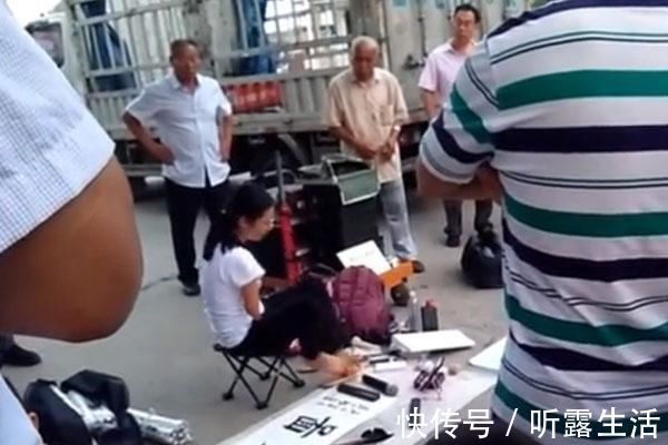 欧楷#一位没有双手美女的“地摊书法”,用脚写欧楷榜书,用笔险绝精到