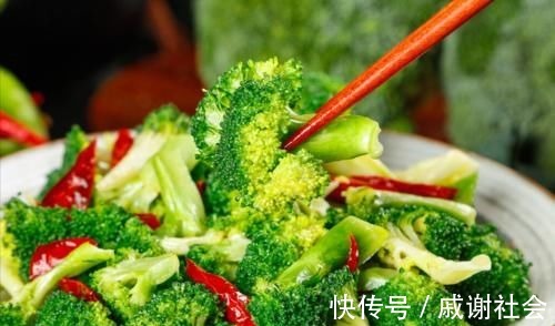 炒西兰花,直接下锅还是先焯水?饭店大厨教你一招,爽脆又入味