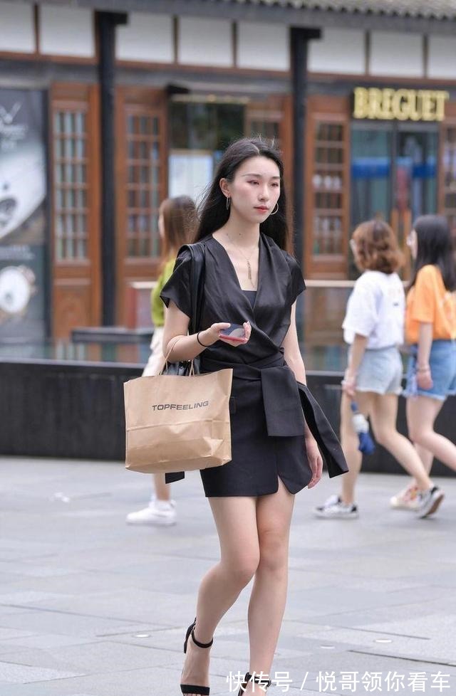 亲肤性 你穿小黑裙了吗搭配一字带凉鞋,做一个精致小女人!