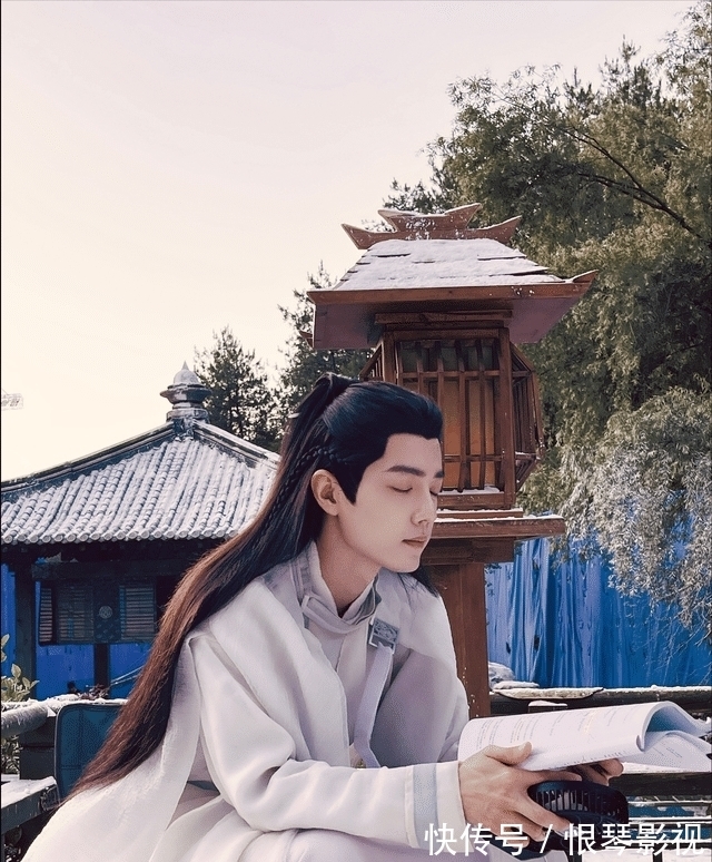 肖戰晚上放風箏，工作室發9宮格帥照，網友：期待一個vlog！