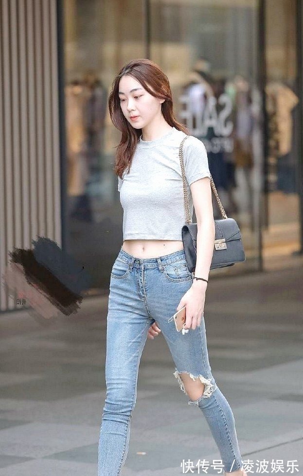 搭配 美女膝盖的裤子都磨破了,搭配紧身上衣,尽显女性魅力