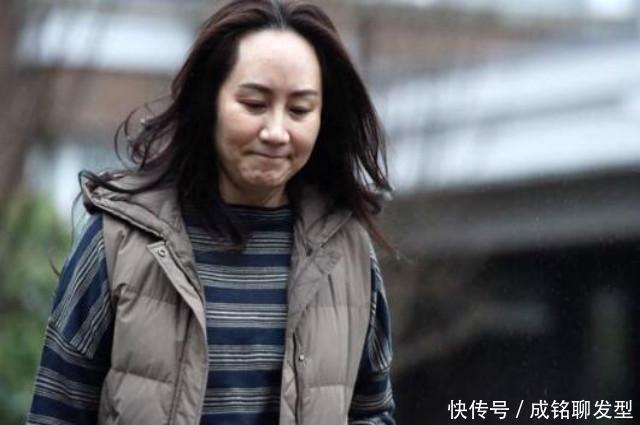 得体|孟晚舟的衣品令人折服,优雅气质得体穿搭,电子脚铐都变装饰品