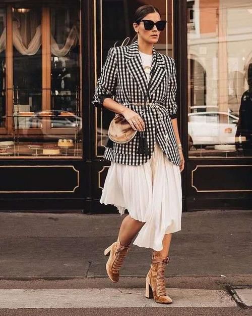 最近流行穿“过膝裙+西装”，洋气显高又保暖，时髦精们也爱了