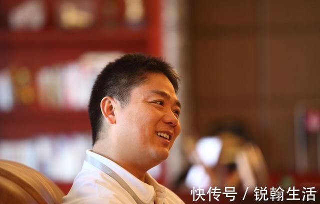 心酸|刘强东年轻时的相片，看了让人心酸，网友感叹：这才是白手起家