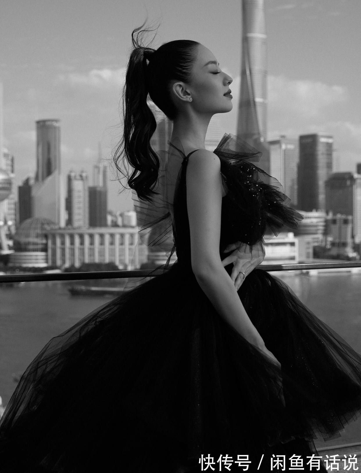 吉娜|吉娜也太刻意了,穿旗袍秀曲线美还不够,“蝴蝶结”发型更抢摬