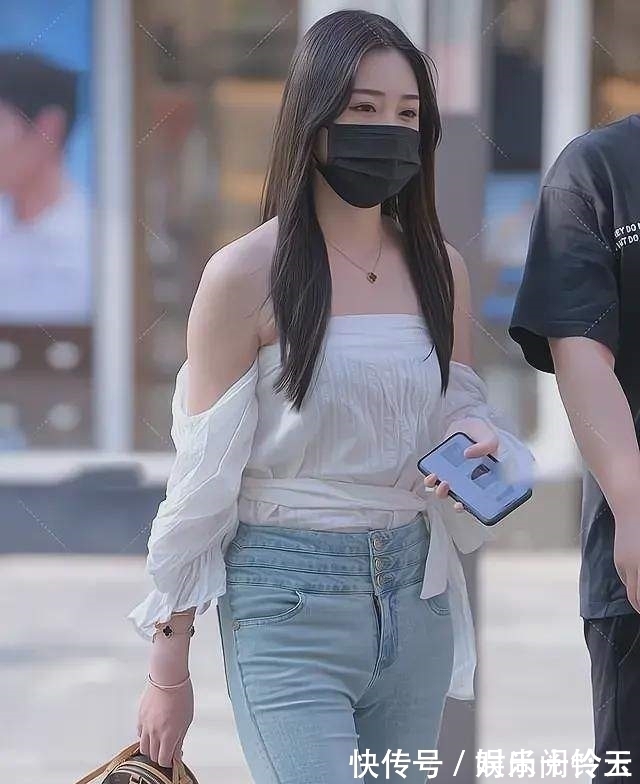 女神 一字肩上衣搭配牛仔长裤,尽显俏丽迷人气质,女神气息扑面而来