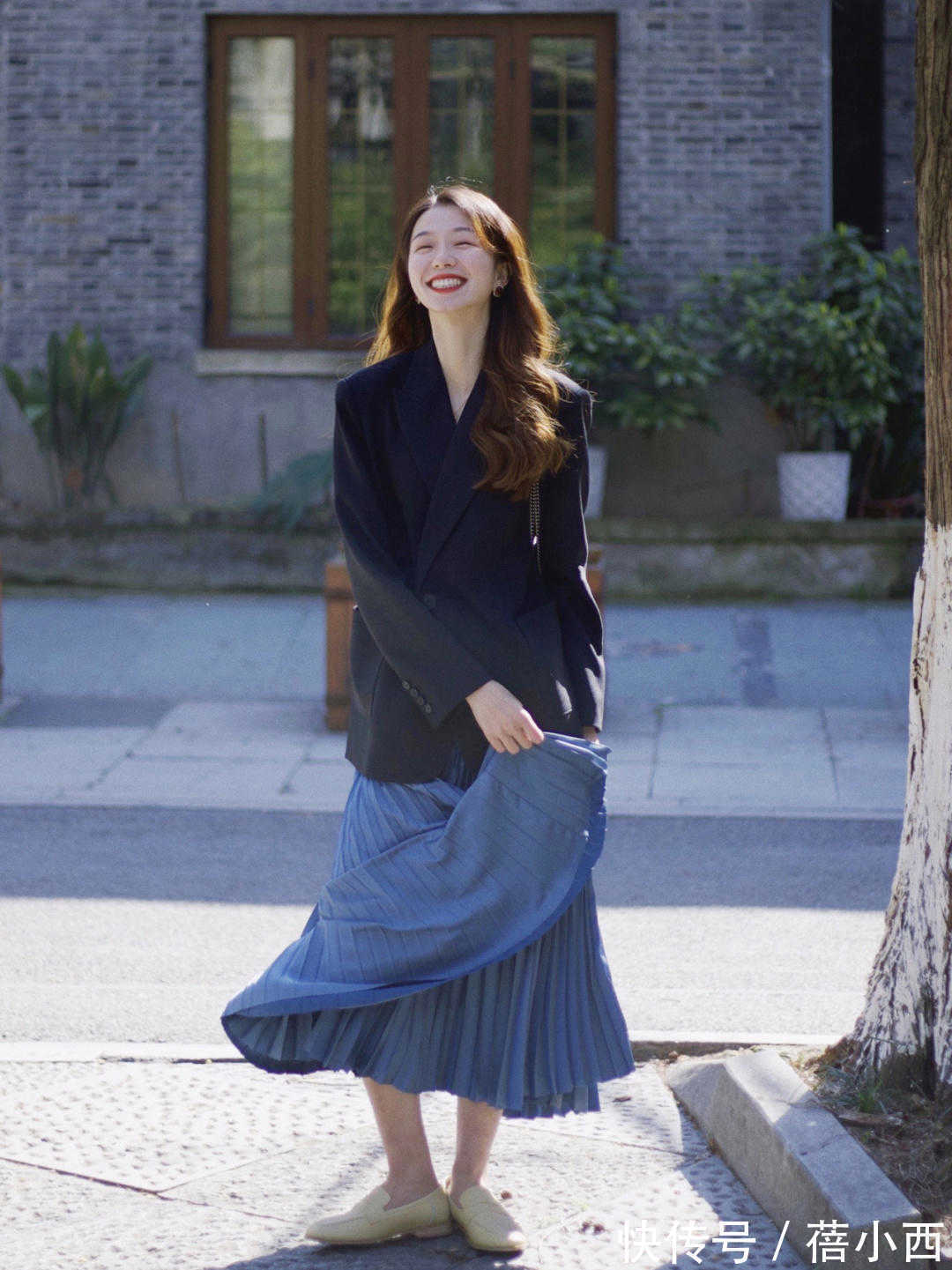 乐福鞋 今年春季火了这3条半身裙,配毛衣和西装都很合适,好看还实用