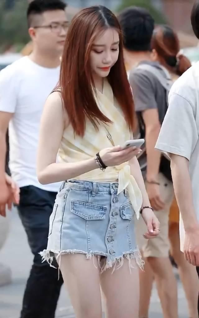造型|街拍美女别人穿裙子1颗扣子就够了,小姐姐的裙子要6颗纽扣