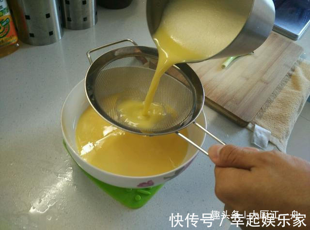 老少皆宜|蒸水蛋，开水蒸还是凉水蒸很多人都没做对，难怪鸡蛋总呈蜂窝状