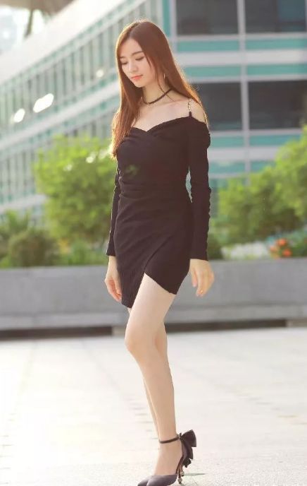 穿搭|淡黄色头发的小姐姐,身穿v领无袖上衣配个性裙,看上去十分的时尚