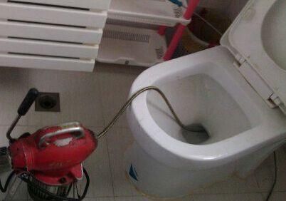 剩饭菜|以后马桶堵了就这样疏通,太实用了,再也不用花钱请师傅了!