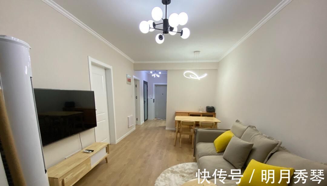 原木色|她家花了三个月装修完工,不做电视墙,不做吊顶,越简单越耐看