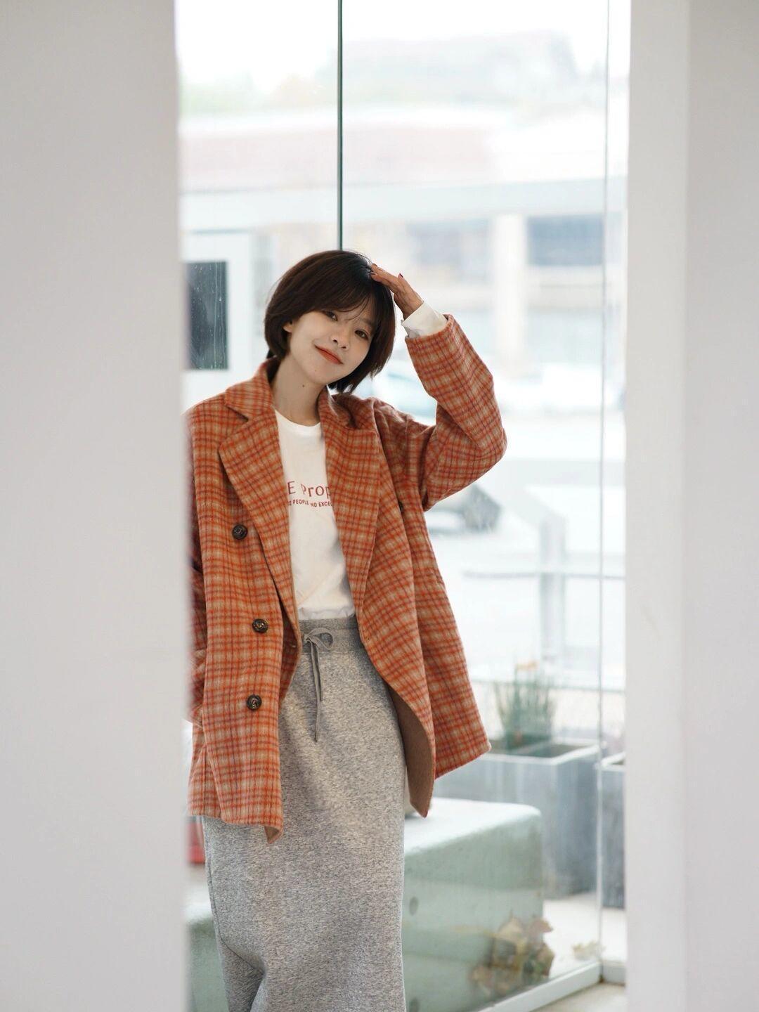 穿搭|冬天想要穿出甜美可爱风,少不了一件米白色毛衣的搭配,搭配卡其色半身裙,更加温柔!