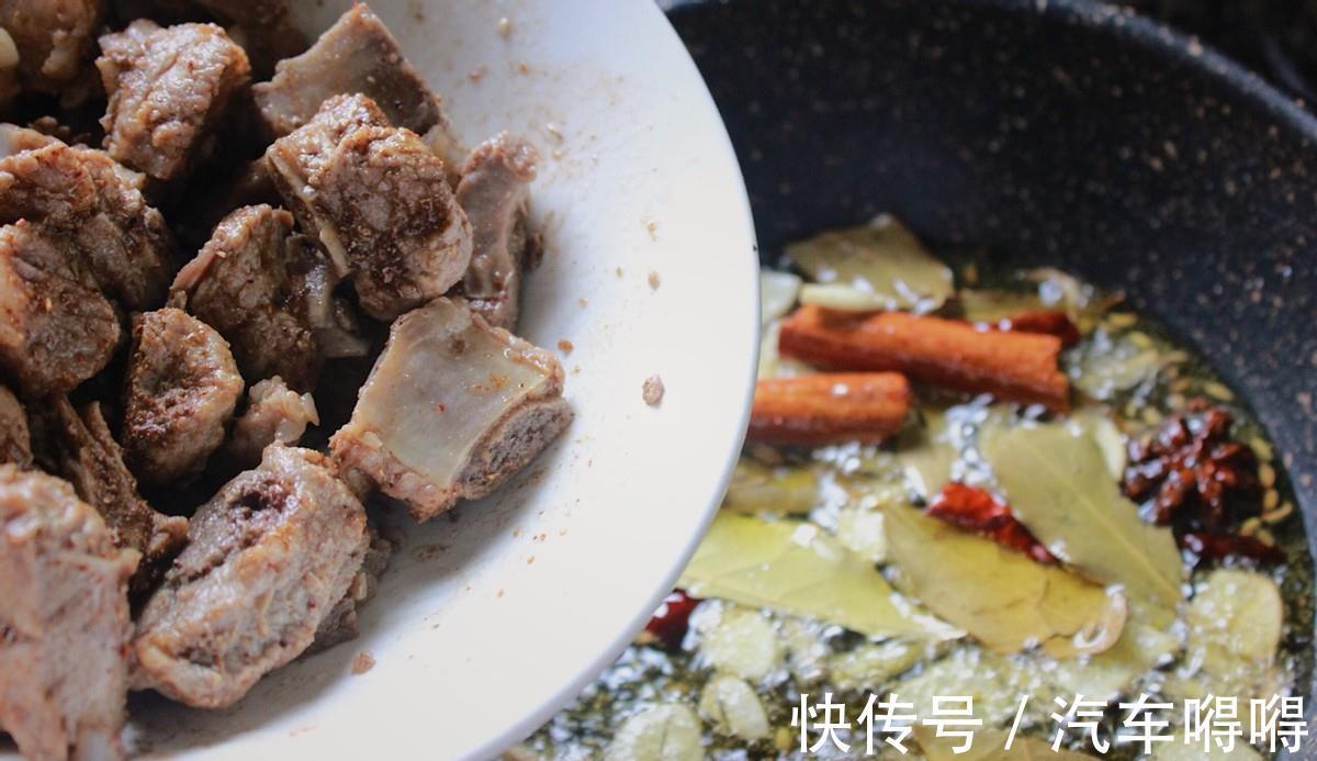 开胃|排骨别总红烧了，做一道香辣开胃的香煎小排，好吃到舔手指