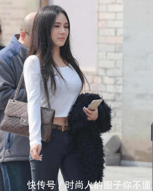 着装|合适初秋的着装,白色长袖上衣搭配黑色休闲裤,既显瘦又显腿长