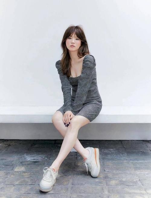 时髦有讲究的女人,穿裙子很少搭配高跟鞋,换上这4双才惊艳秋天