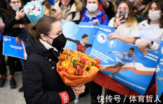 K宝|K宝哭红了双眼！回到俄罗斯大批粉丝热情欢迎，并送上了鲜花