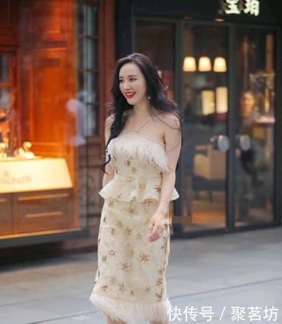 街拍美图:潮人的穿搭必备,展现无限的魅力,让你成为聚众焦点!