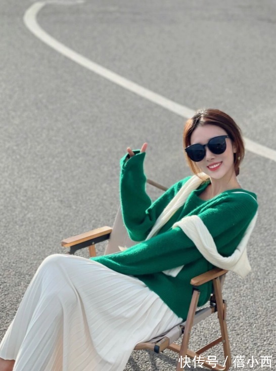 斜挎包 “针织衫”总是穿得平平无奇?建议你从颜色入手,轻松显白好几度