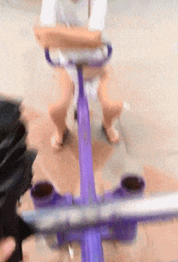 |搞笑GIF：有一个胖胖的女友，跷跷板都是无可奈何