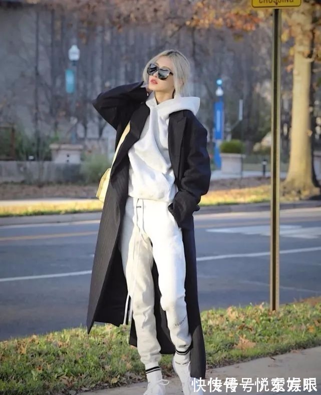 搭配 卫衣这3种搭配,是真可以从20穿到60岁,无年龄感穿搭不等于装嫩