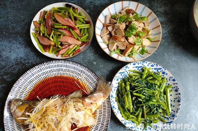 四菜一汤成本不到50元，有鱼有肉有青菜，网友饭馆最少150