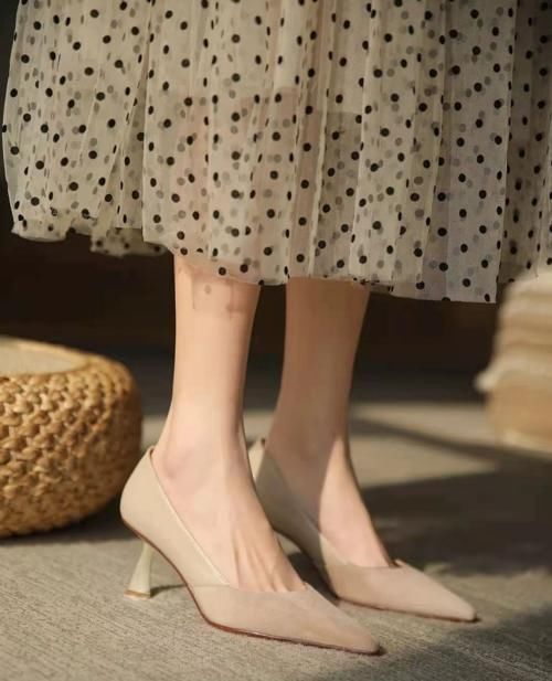 浅杏色高跟鞋，显瘦效果好，又特别的有质感
