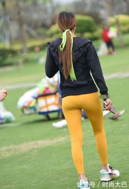 牛仔裤 穿着卡其色,时尚而老成,充满高级感