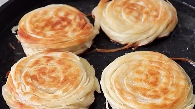  外酥|最近此面食做法火了,家有面粉就能做,外酥里软,比鸡蛋饼还好吃