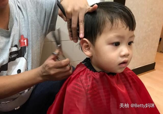 孩子|妈妈带宝宝孩子去理发，乖巧模样太可爱，网友：长大可以靠脸吃饭